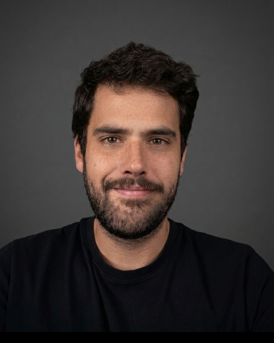 Thomas Gauthier, fondateur du studio, souriant, en t-shirt noir sur fond gris.